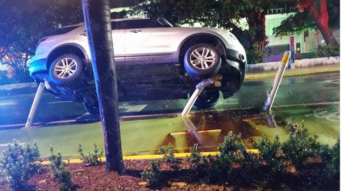 ¿Cómo? Conductora se trepa en las vallas frente al Caribe Hilton