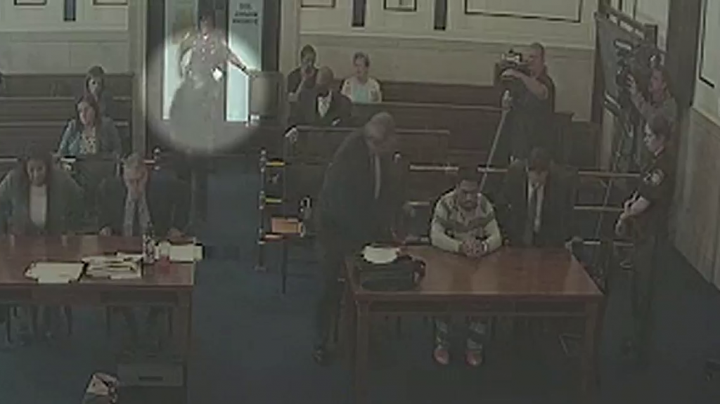  VIDEO: Padre ataca a hombre acusado de matar a su hijo durante comparecencia ante tribunal 