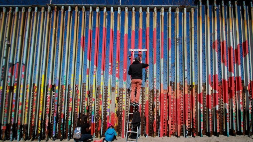  Vuelven los corazones pintados a la verja fronteriza entre M&eacute;xico y EE.UU. 