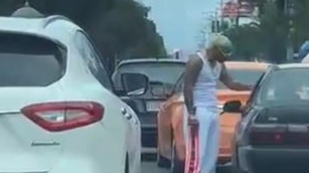  Se entregara a la polic&iacute;a el cantante Omega luego que fuera grabado amenazando un hombre con un arma de fuego 