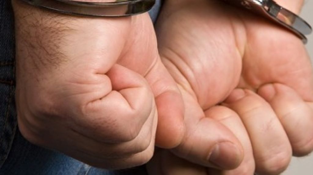  Arrestan y aplican &ldquo;taser&rdquo; a &ldquo;guapet&oacute;n&rdquo; que no quer&iacute;a ponerse la mascarilla en una farmacia de Carolina 