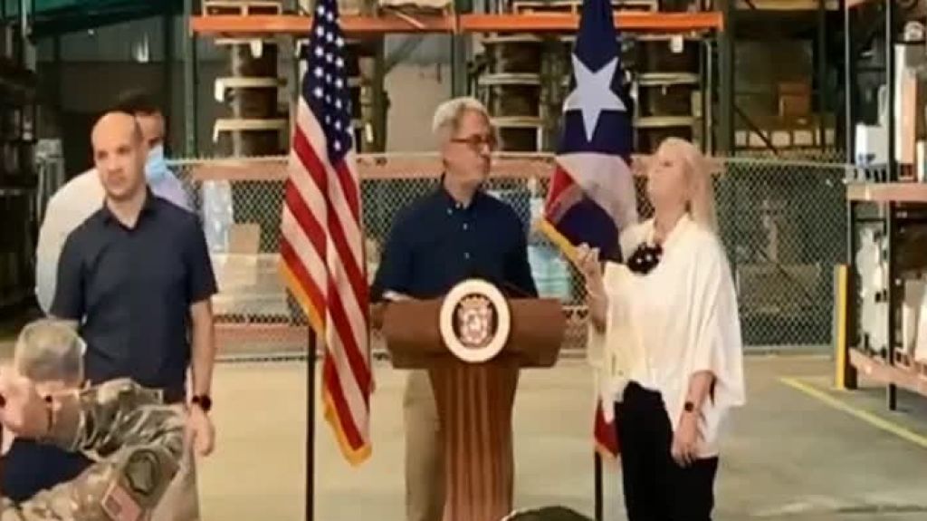  Video: Conferencia de prensa para decir que estamos preparados para los huracanes y se va la luz 