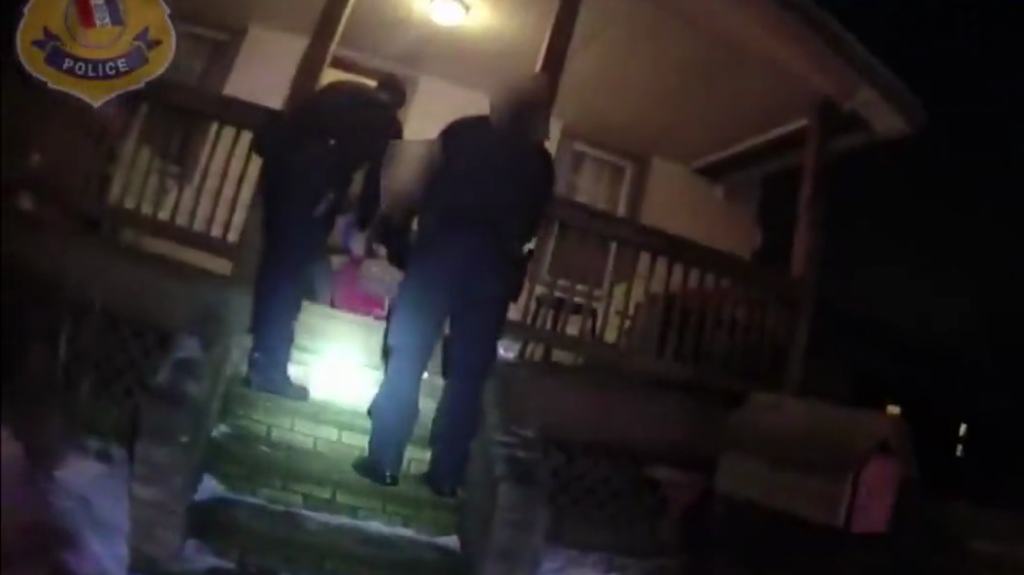  Video &ldquo;Bodycam&rdquo; muestra a polic&iacute;as de Cleveland salvando la vida de un adolescente 