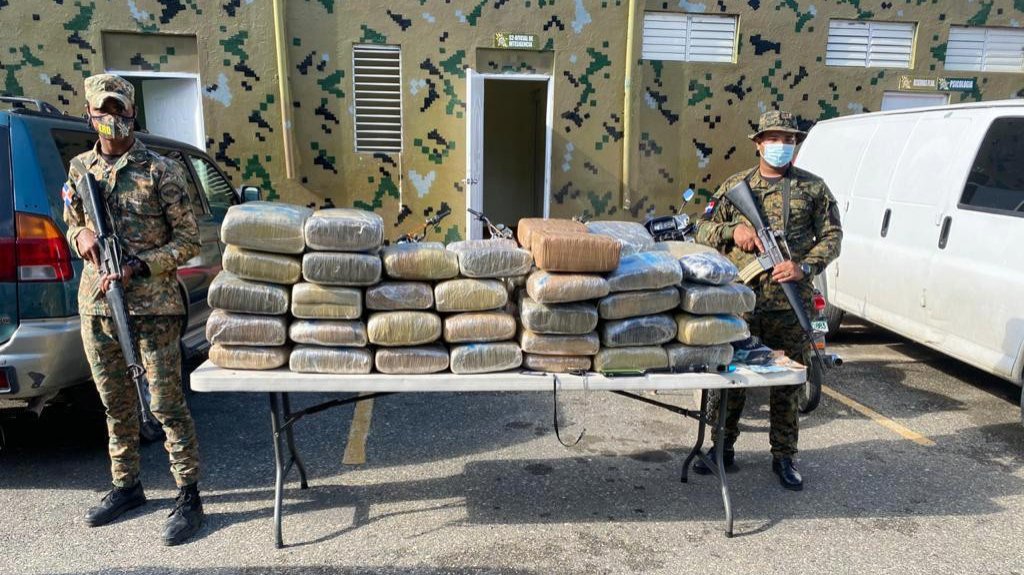  Arrestan a un mayor de la Policía Nacional que trasladaba 63 pacas de marihuana en un vehículo 