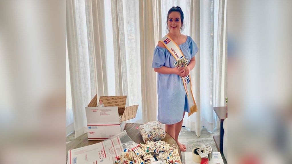  Modelo boricua con síndrome de Down dona mascarillas a hispanos en Nueva York 