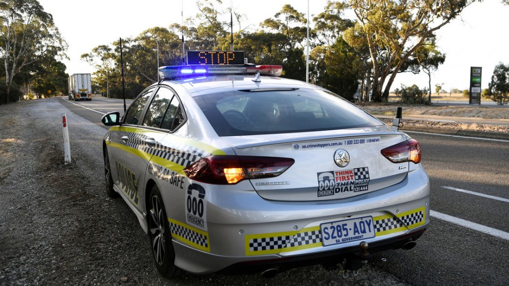  Video:Un hombre sin ropa y con un casco de moto se &ldquo;arresta&ldquo; a s&iacute; mismo tras una persecuci&oacute;n policial 