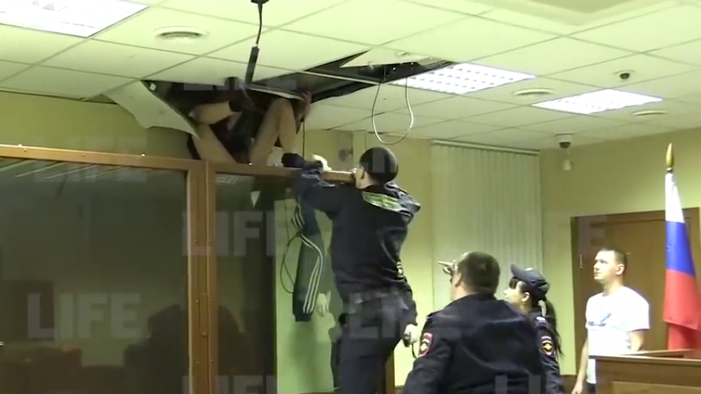  VIDEO: Sospechoso de asesinato intenta fugarse por el techo del juzgado 