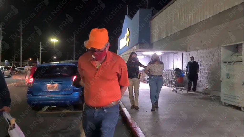  Video del momento en que arrestan a un &ldquo;Don&rdquo; de 60 a&ntilde;os y una &ldquo;Do&ntilde;a&rdquo; de 53 robando en Walmart de Bayam&oacute;n 