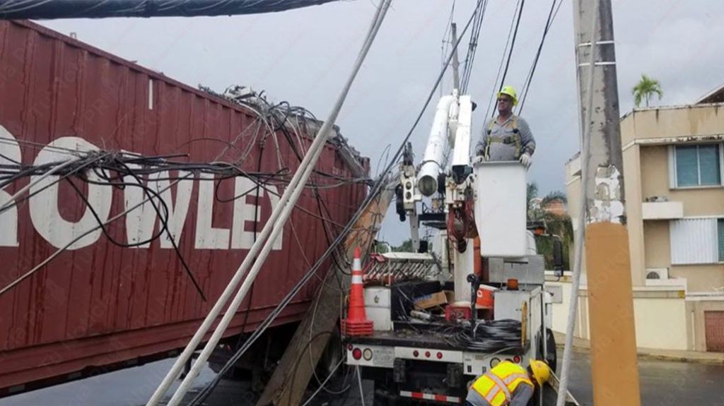  Fotos: Sin luz residentes de Carolina luego que un cami&oacute;n &ldquo;Se llevara un poste enredaooo&rdquo; 
