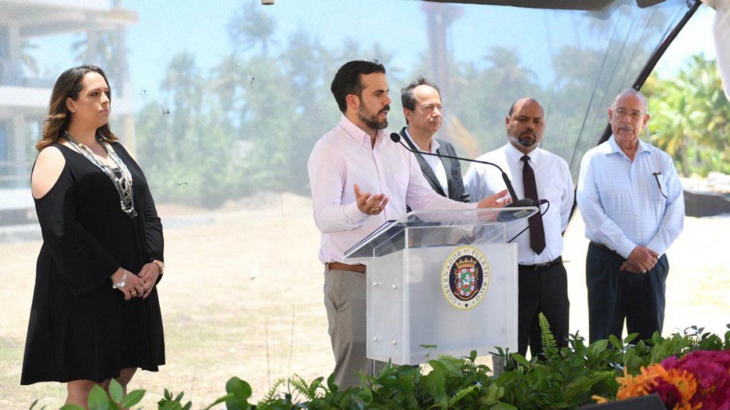  Gobernador inaugura millonario proyecto de vivienda 