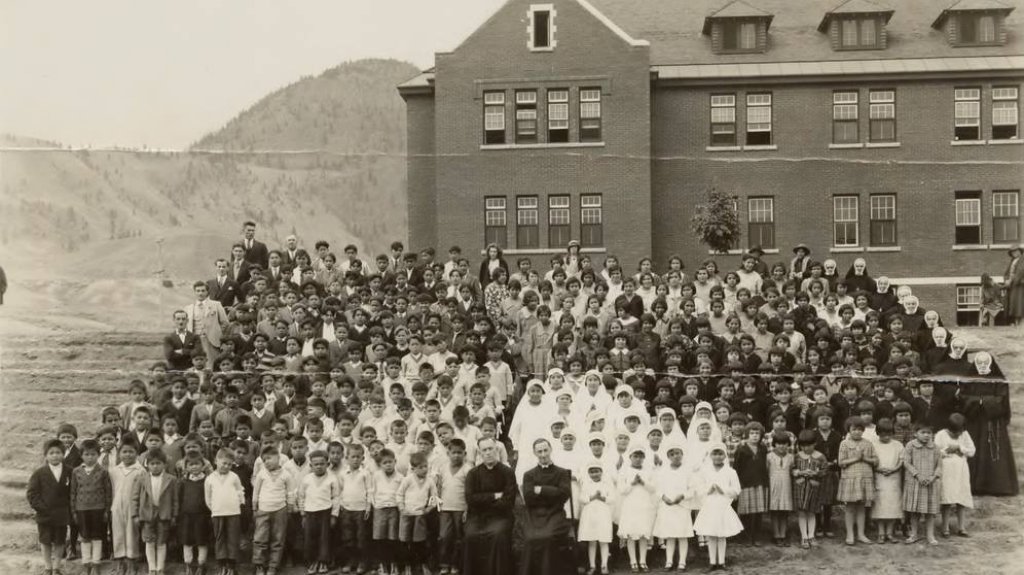  Encuentran restos de centenares de ni&ntilde;os indigenas en una antigua residencia escolar en Canad&aacute; 