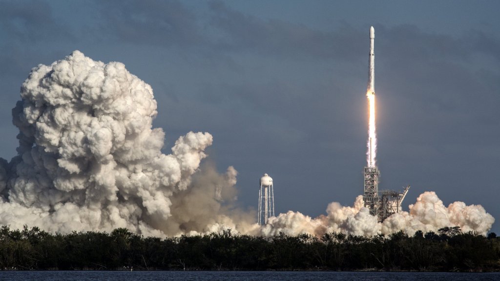  SpaceX lanza r&eacute;cord de sat&eacute;lites en un solo cohete y hasta cenizas humanas 