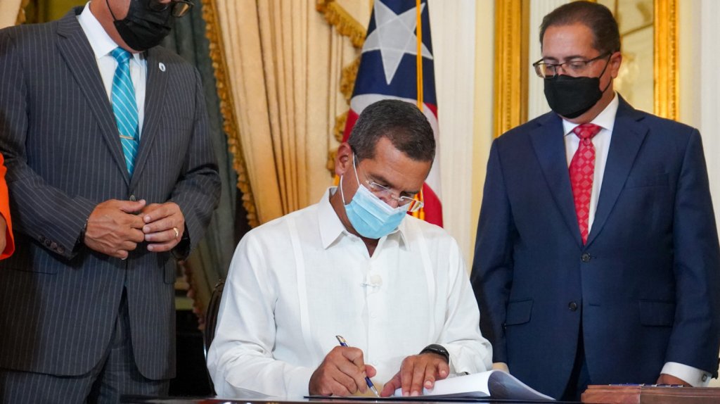  Gobernador presenta enmiendas a la Reforma Laboral y medidas contra la corrupci&oacute;n y el fraude 