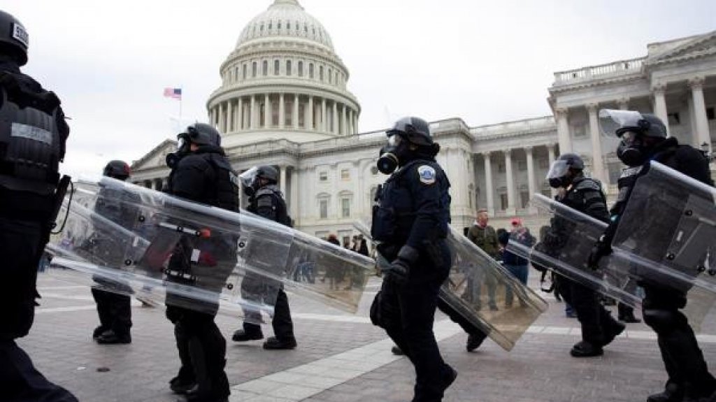  Despejan el Capitolio de EE.UU. despu&eacute;s de m&aacute;s de tres horas de asalto 