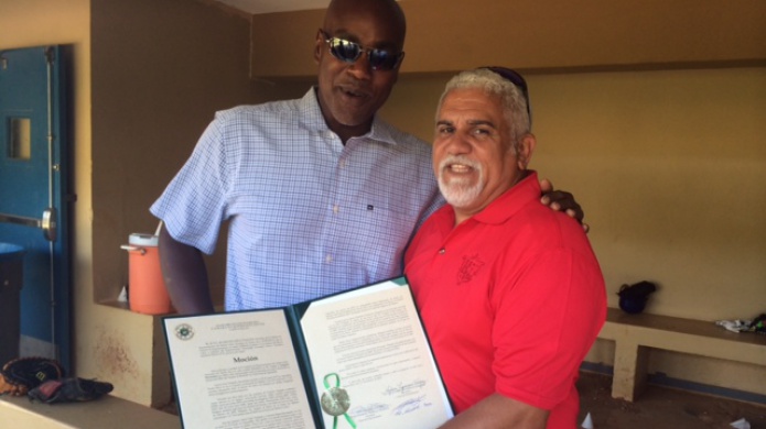 CARLOS DELGADO RECIBE MOCION DE FELICITACION 