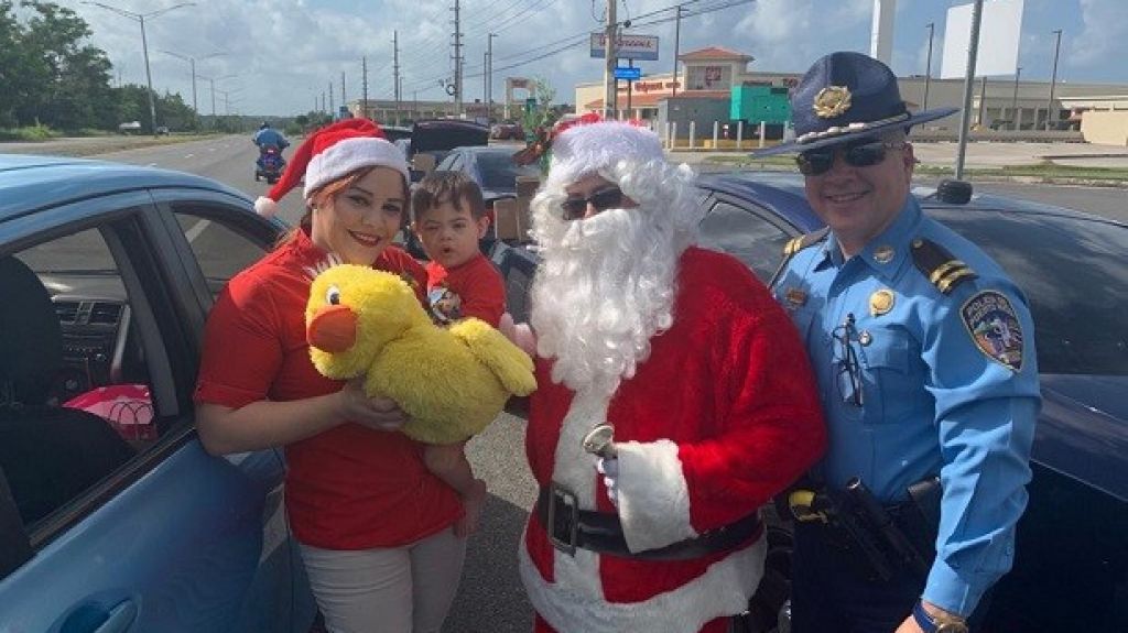  Agentes detienen a conductores para entregarles regalos y dulces a los ni&ntilde;os en el oeste 
