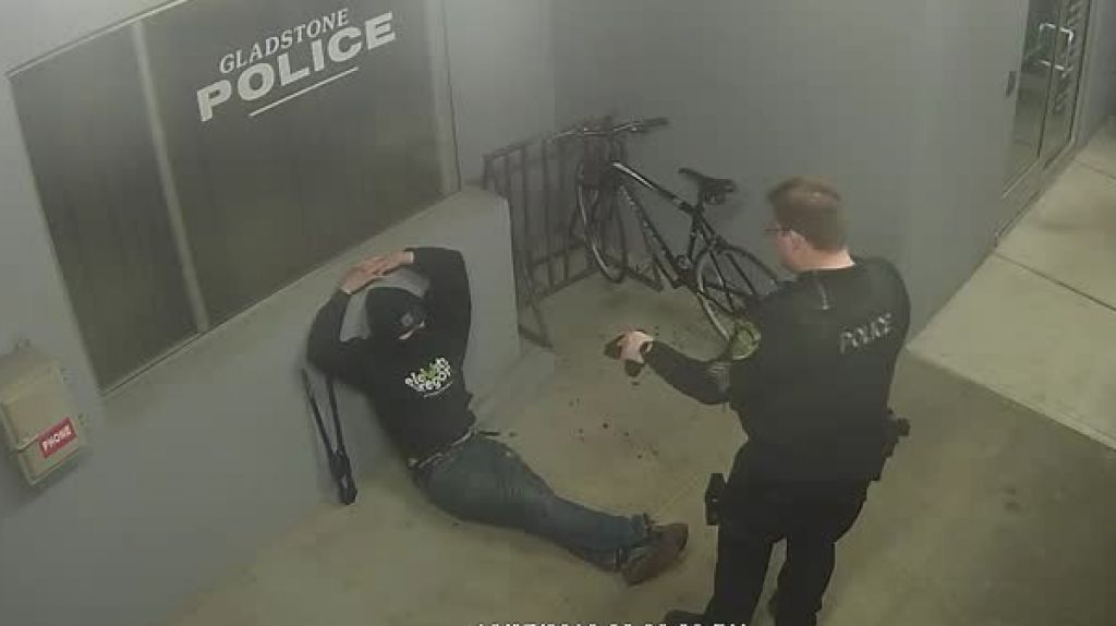  VIDEO: Intenta robar una bicicleta en estaci&oacute;n de Polic&iacute;a y termina arrestado 