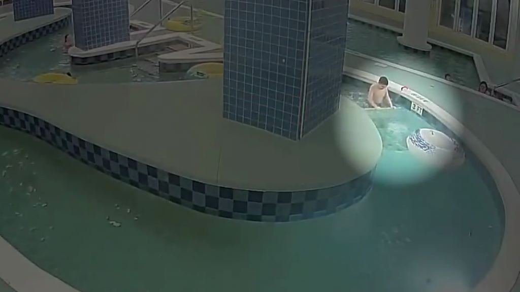  VIDEO: Un ni&ntilde;o sobrevive tras ser succionado por una tuber&iacute;a de una piscina en EE.UU. 