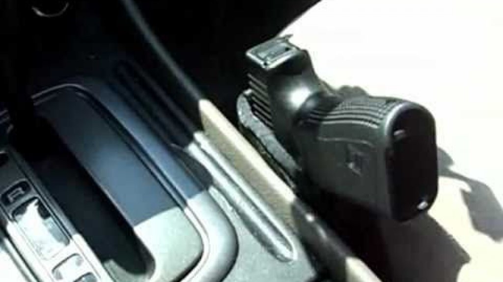  Roban arma y diez mil d&oacute;lares en efectivo del interior de veh&iacute;culo en Puerto Nuevo 