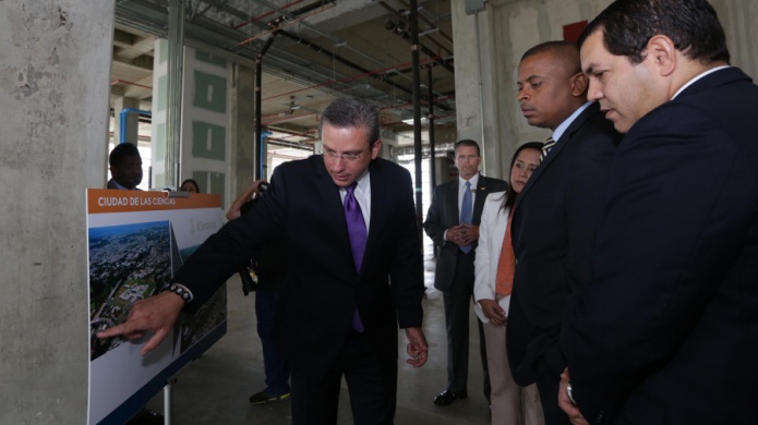 GOBERNADOR COLOCA PRIMERA PIEDRA DEL 
BULEVAR DE LAS CIENCIAS
