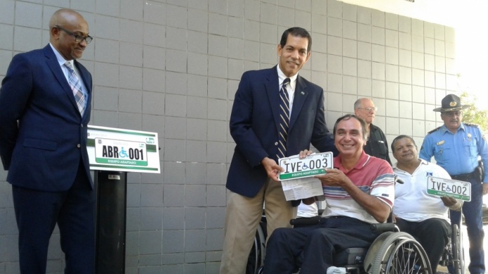Secretario DTOP entrega nuevas tablillas para vehÃ­culos adaptados de personas con impedimentos