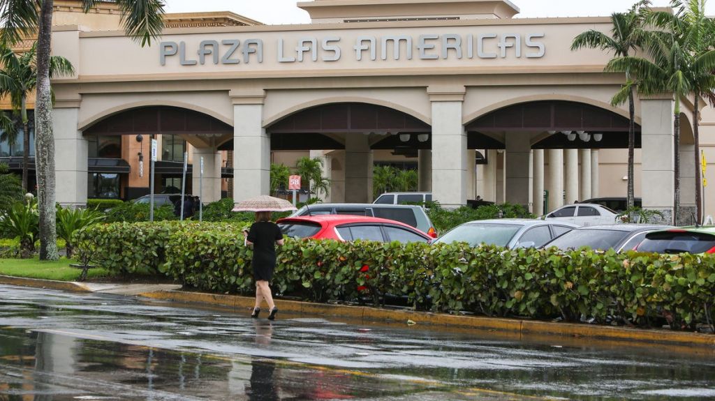  Hombre compra 10 mochilas de emergencia con cheque sin fondos en tienda de Plaza Las Am&eacute;ricas 