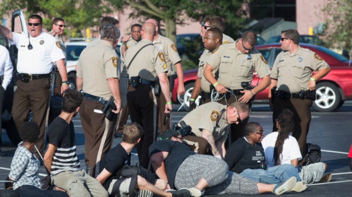 Declaran estado de emergencia en Ferguson y detienen manifestantes