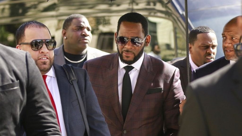  Arrestan al cantante R. Kelly por cargos de tr&aacute;fico sexual 