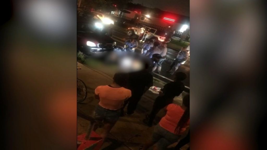  Multitud mata a golpes a un hombre que trat&oacute; de robar un auto con 3 ni&ntilde;os dentro 