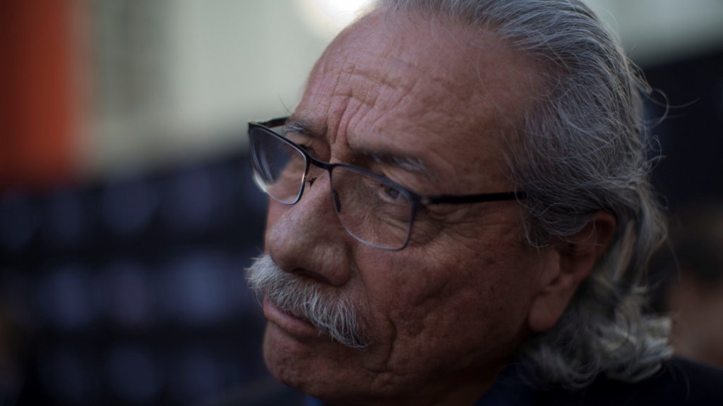  Edward James Olmos se une a proyecto para entregar batas a personal m&eacute;dico 