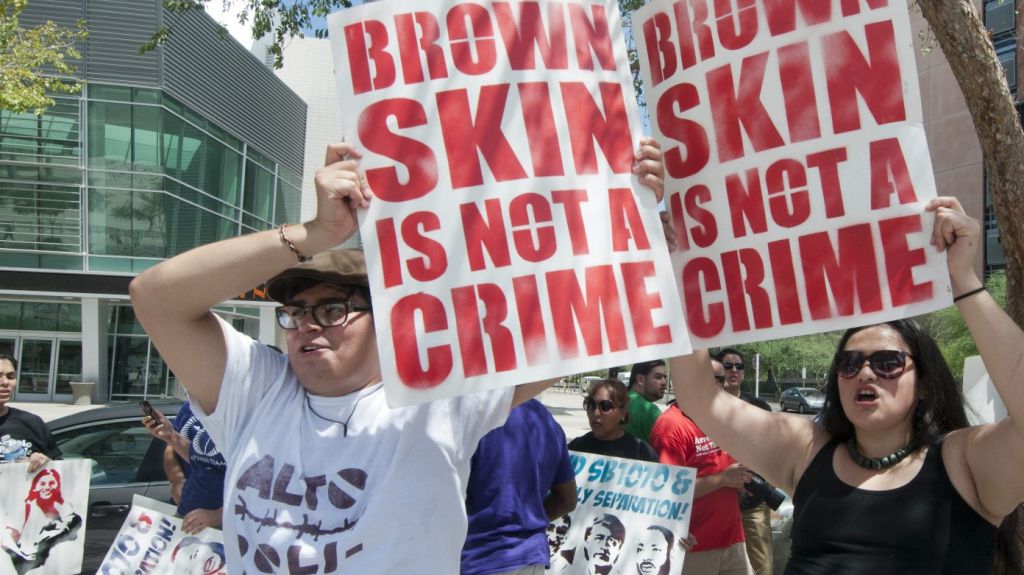  Piden declarar crimen de odio amenazas telef&oacute;nicas a latinos de grupo neonazi 