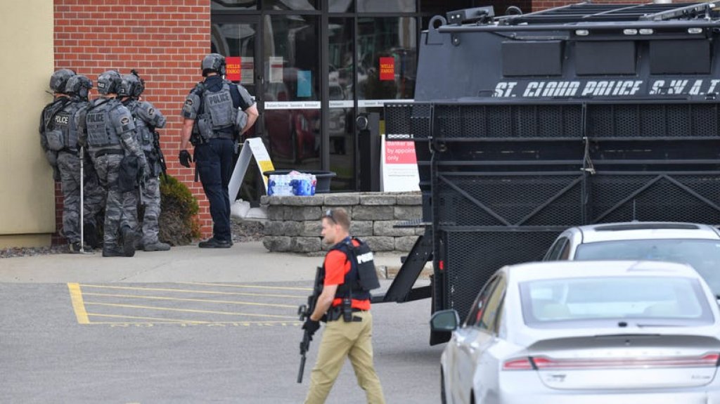  La Polic&iacute;a y el FBI responden a una toma de rehenes en un banco de Minnesota 