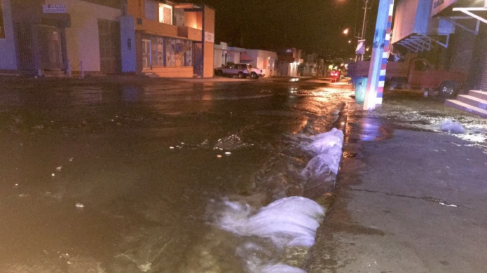 ExplosiÃ³n de tubo de agua en Puerto Nuevo obliga al cierre de una avenida 