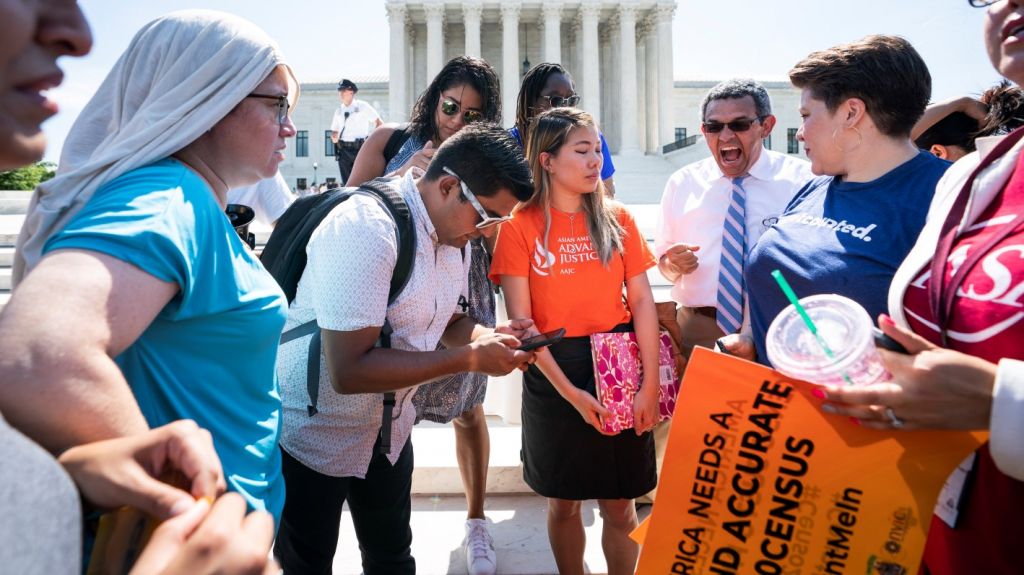  Supremo frena de momento pregunta de ciudadan&iacute;a y Trump eval&uacute;a retrasar censo 