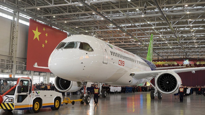 Video: China presenta su primer aviÃ³n de pasajeros, que competirÃ¡ con Airbus y Boeing