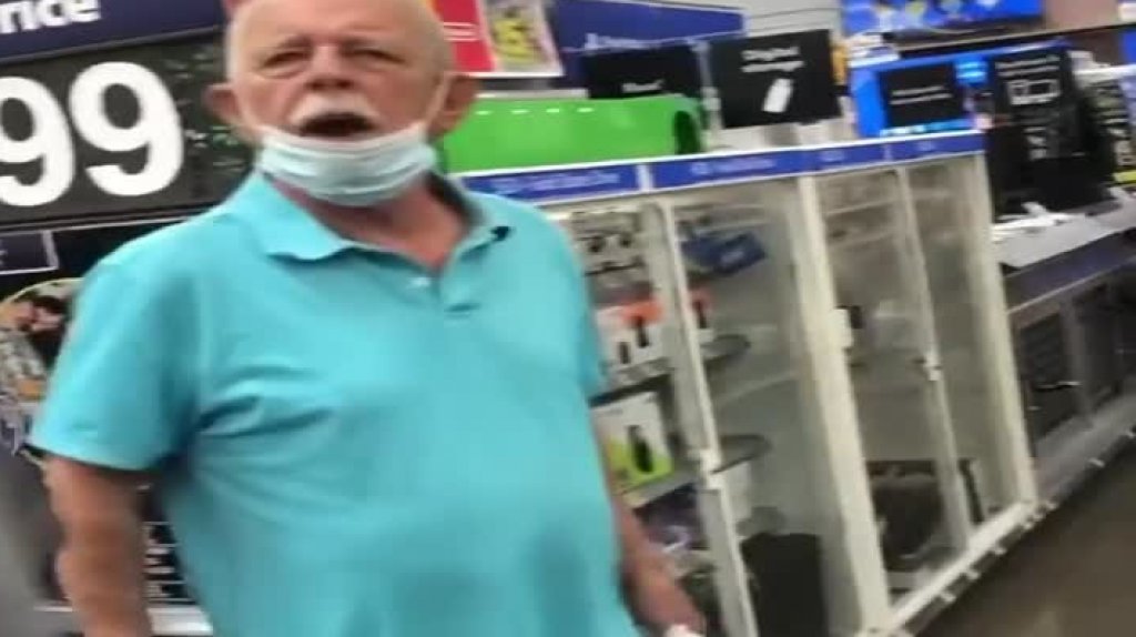  En video cliente de Walmart que se negaba a usar mascarilla y le tose en la cara a quien lo graba 