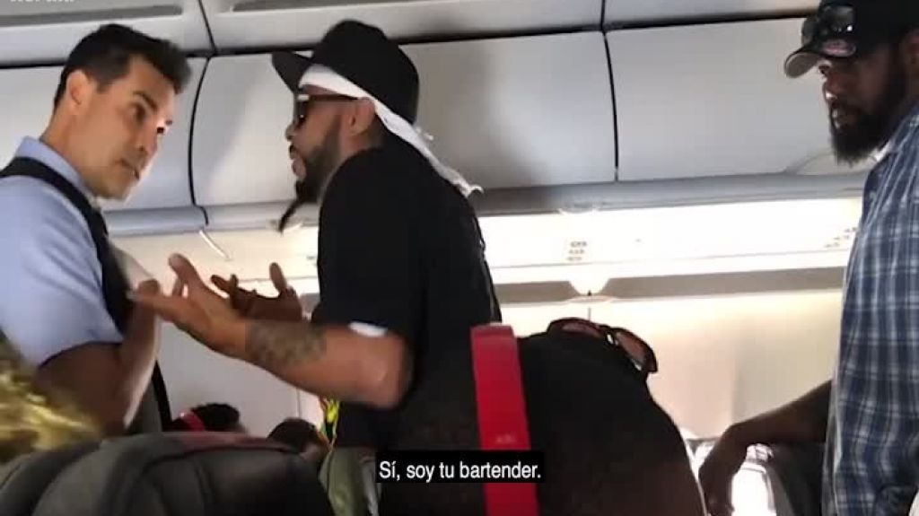  Video: El asistente de vuelo se neg&oacute; a venderle m&aacute;s cerveza. Entonces los pu&ntilde;os comenzaron a volar 