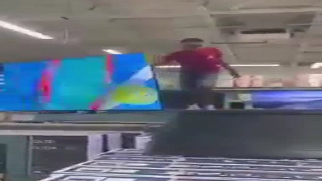 Video: Niño con impedimentos destruye televisores en conocida tienda por departamento 