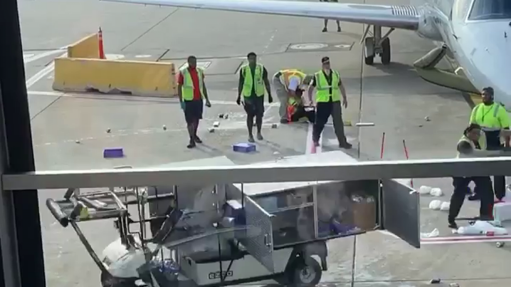  Video: Carrito de bebidas fuera de control en el aeropuerto internacional de chicago a poco de causar graves da&ntilde;os a un avi&oacute;n 
