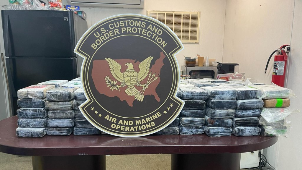  Federales interceptan barco cerca de la isla de Mona e incautan 384 libras de coca&iacute;na y arrestan a 3 contrabandistas 