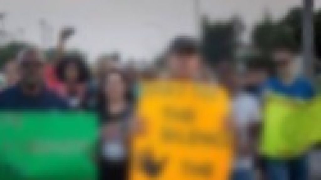  Residentes de Mariana en Humacao protestan por la luz 