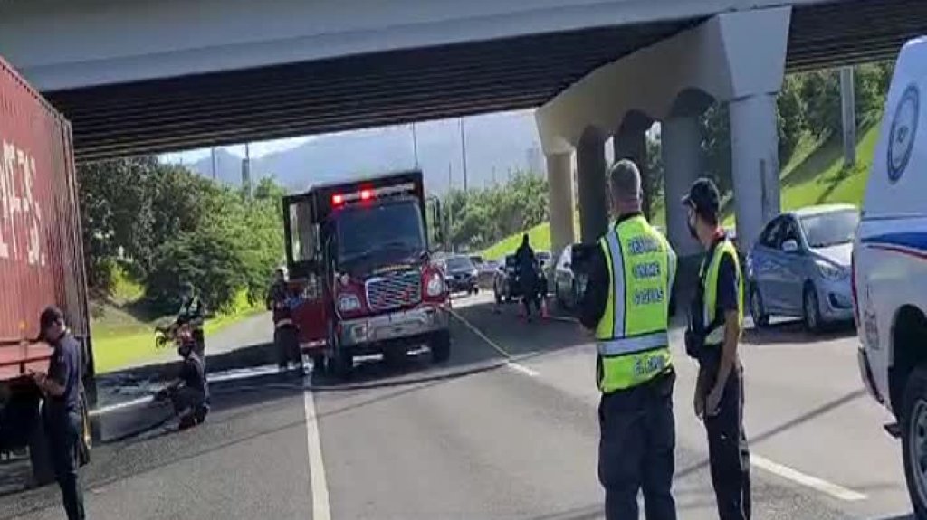 Video: Cerrado expreso 52 por cami&oacute;n incendiado 