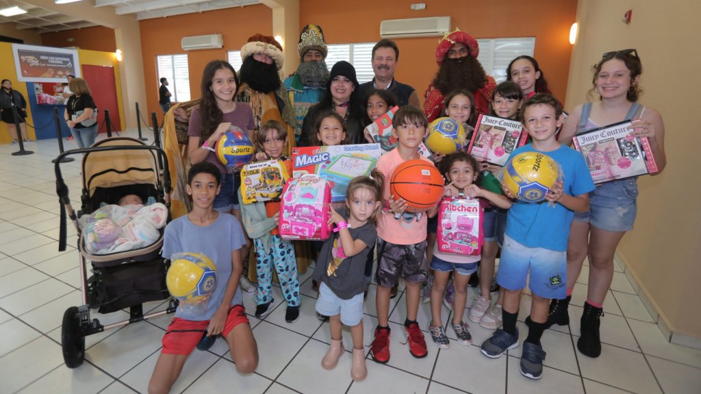  Alcalde estimula preservar la tradición al celebrar Fiesta de Reyes con entrega de regalos para niños residentes en Carolina 