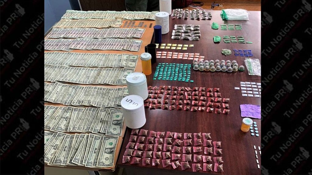  Encuentran bulto con m&aacute;s de 1,800 d&oacute;lares y gran cantidad de sustancias controladas 