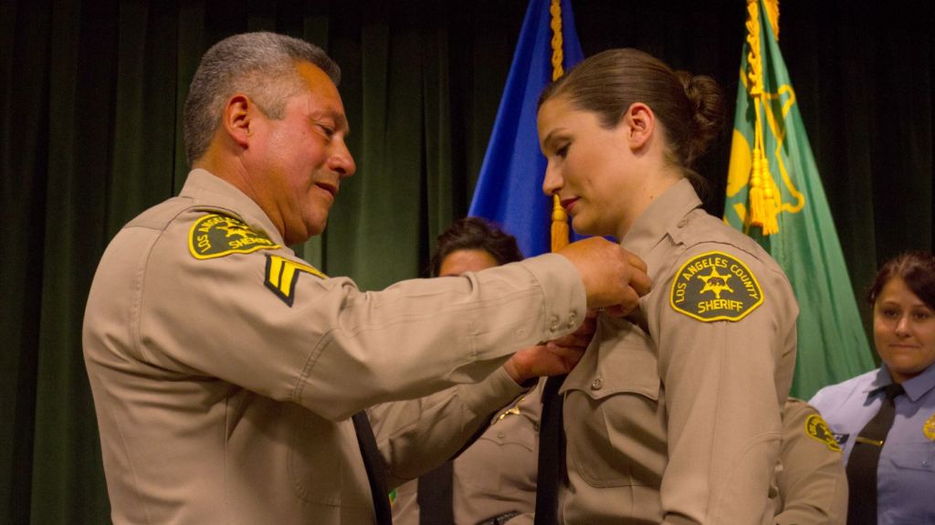  12 miembros de una misma familia hispana son alguaciles de Los &Aacute;ngeles 