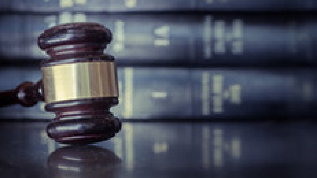  Se radican 25 cargos en ausencia con una fianza millonaria contra cinco individuos 