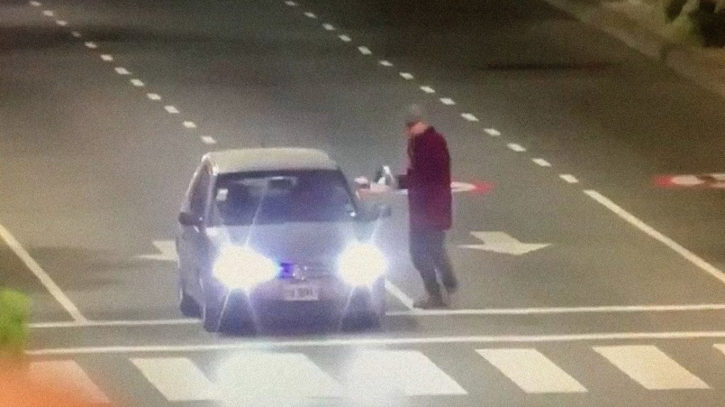  VIDEO: Un agente de la Polic&iacute;a de Argentina discute con un limpiavidrios y le dispara en la pierna antes de retirarse del lugar 