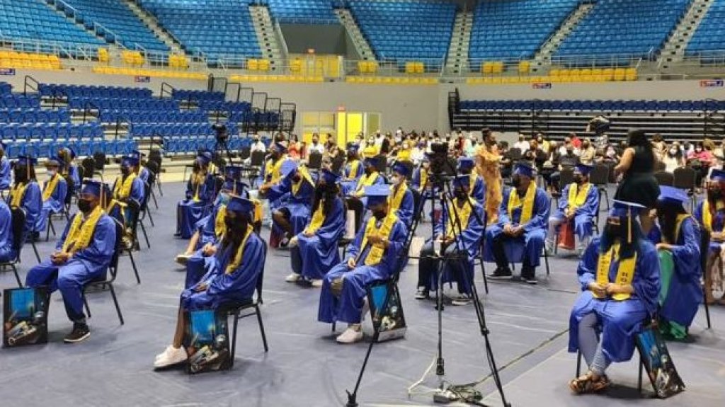  Municipio de Manat&iacute; reconoce con vacunas y 150 d&oacute;lares a cada uno de sus graduandos 