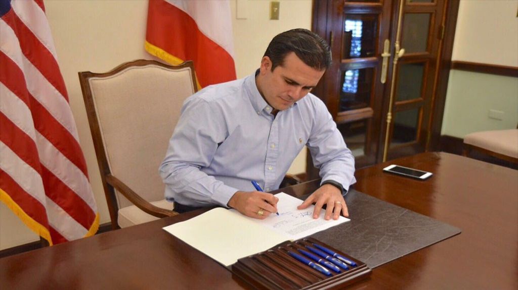  Gobernador convierte en ley proyecto para b&uacute;squeda del inspector general a nivel local, nacional e internacional 