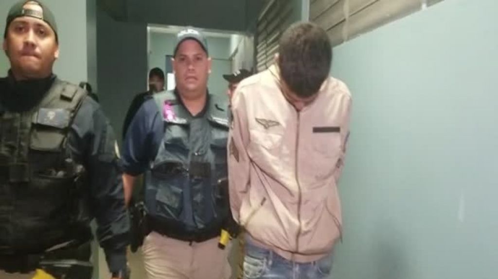  En video el arresto de 4 hombres por violaci&oacute;n al &ldquo;Toque de Queda&rdquo; en Bayam&oacute;n 